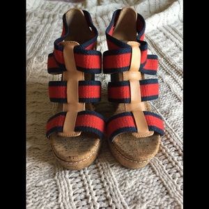 Peep toe wedges 💕